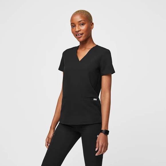 Figs Tops - FIGS Casma Three-Pocket Scrub Top.